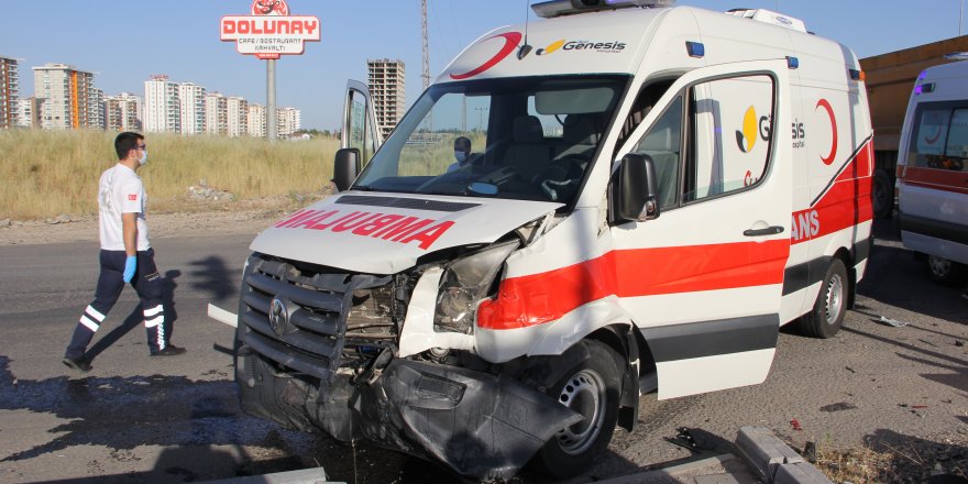 Diyarbakır’da otomobil ambulansla çarpıştı: 2 yaralı
