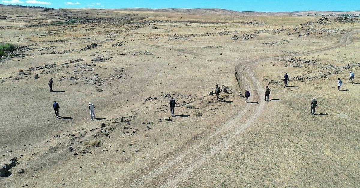 Malazgirt’te toplu Müslüman mezarı olduğu değerlendirilen bir alan tespit edildi
