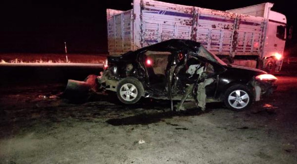 Tatvan’da otomobil ve kamyon çarpıştı: 1 ölü, 4 yaralı
