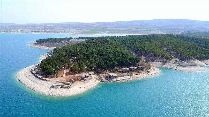 Atatürk Baraj Gölü, Salda’yı andıran kıyısıyla ziyaretçi bekliyor