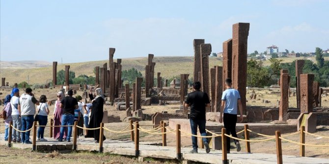 Ahlat’taki Selçuklu Meydan Mezarlığı ziyaretçilerini tarihe yolculuğa çıkarıyor