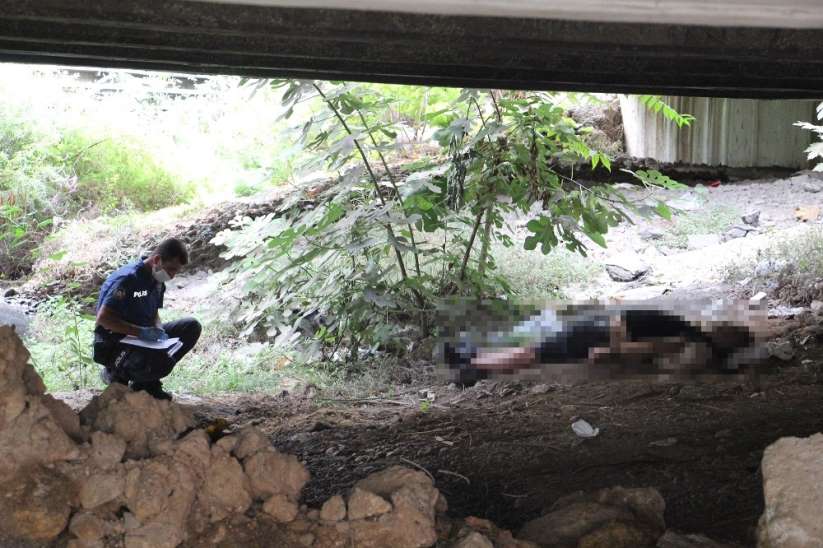 Silvan’da metruk binada erkek cesedi bulundu