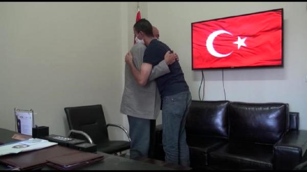 Van’da polisin ikna çalışmaları sonucu PKK’lı bir terörist teslim olup, ailesine kavuştu