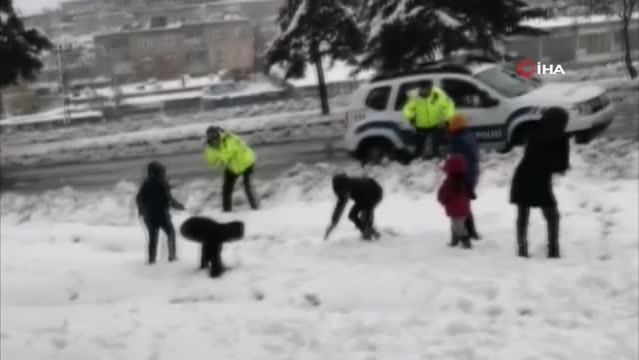 Diyarbakır’da polisler çocuklarla birlikte kartopu oynadı