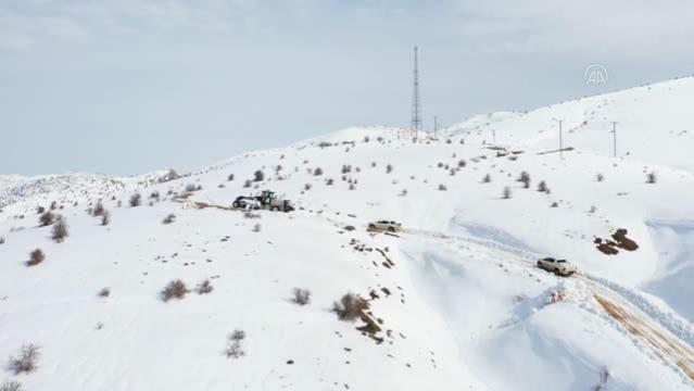 Sağlık çalışanları karlı yolları aşarak vatandaşlara Kovid-19 aşısı ulaştırıyor