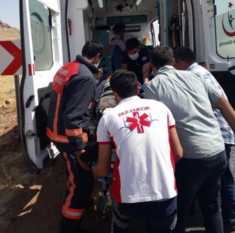 Mardin’de otomobil ambulansla çarpıştı: 1 yaralı