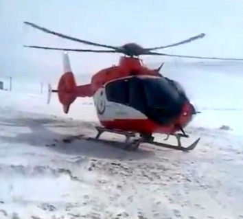 Ambulans helikopter köyde mahsur kalan hamile kadın için havalandı