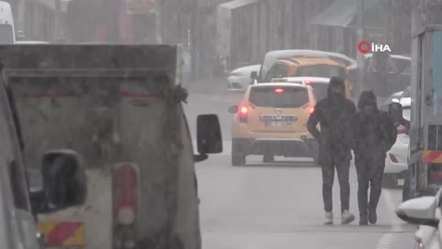 Kar yağışı nedeniyle 205 yerleşim yeri ulaşıma kapandı