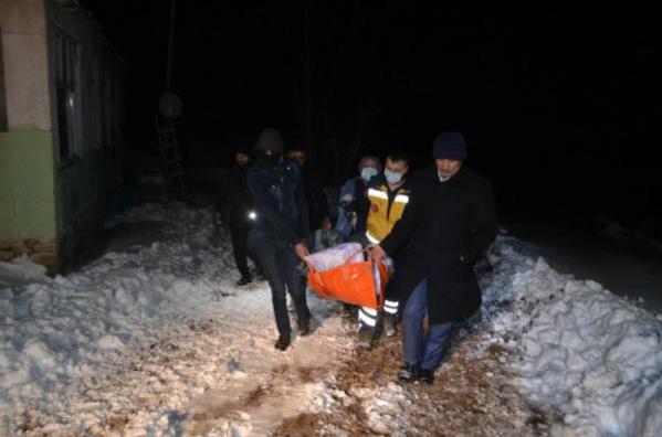 Yolu kardan kapanan köydeki hasta için ekipler seferber oldu
