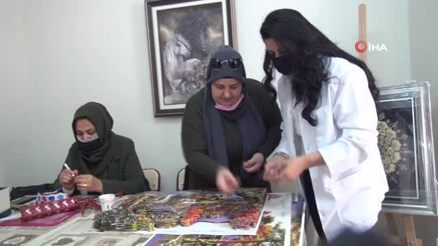 Mardinli kadınlar ‘çocuklarım’ diye nitelendirdikleri tablolarından kopamıyorlar