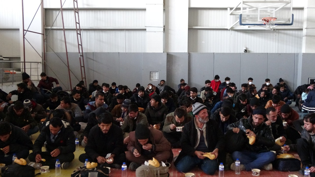 Tırın dorsesinde 218 düzensiz göçmen yakalandı