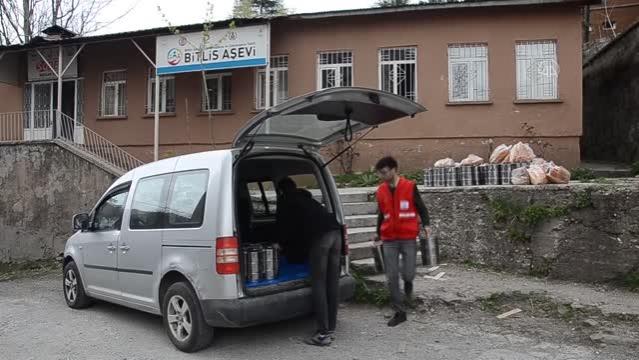 Kızılay gönüllüleri evleri dolaşarak sıcak yemek dağıtıyor