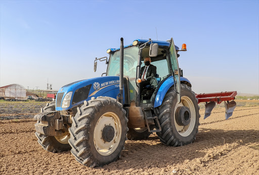 Vanlı çiftçi uydudan kontrol edilen “akıllı” traktörle tarlasını sürüyor
