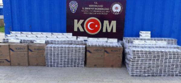 Van’da 4 eve baskın; 15 bin paket kaçak sigara ele geçirildiVAN’ın Saray ilçesinde, polisin 4 eve düzenlediği operasyonda, 15 bin 40 paket gümrük kaçağı sigara ele geçirilirken, 3 şüpheli hakkında adli işlem başlatıldı. VAN’ın Saray ilçesinde, polisin 4 eve düzenlediği operasyonda, 15 bin 40 paket gümrük kaçağı sigara ele geçirilirken, 3 şüpheli hakkında adli işlem başlatıldı.İl Emniyet Müdürlüğü Kaçakçılık ve Organize Suçlarla Mücadele Şubesi ekipleri, Saray ilçesine bağlı Yamanyurt ve Değirmigöl mahallelerindeki bazı adreslerde kaçak sigaralar olduğu ihbarını aldı. Bunun üzerine 4 eve düzenlenen operasyonda, 15 bin 40 paket gümrük kaçağı sigara ele geçirildi. K.Ç, M.Ç. ve S.Ç. hakkında adli işlem başlatıldı.     Van’da 4 eve baskın; 15 bin paket kaçak sigara ele geçirildi Sigara, Saray, Güncel, Son Dakika  Kaynak: DHA