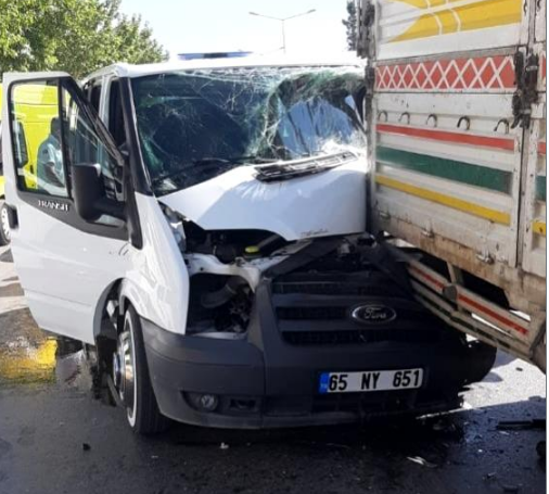 Minibüsle kamyonet çarpıştı: 1 yaralı