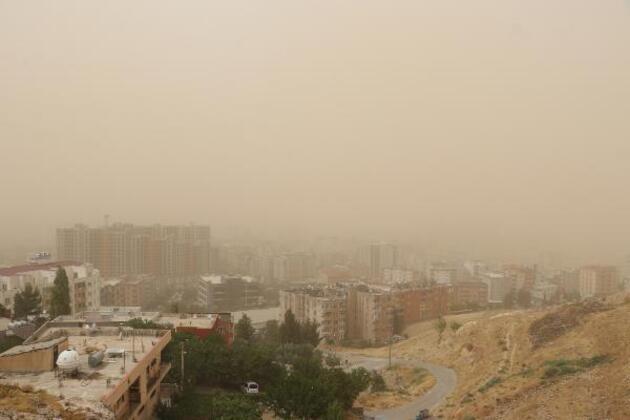 MARDİN’DE TOZ BULUTU, DİYARBAKIR’DA SAĞANAK ETKİLİ OLDU