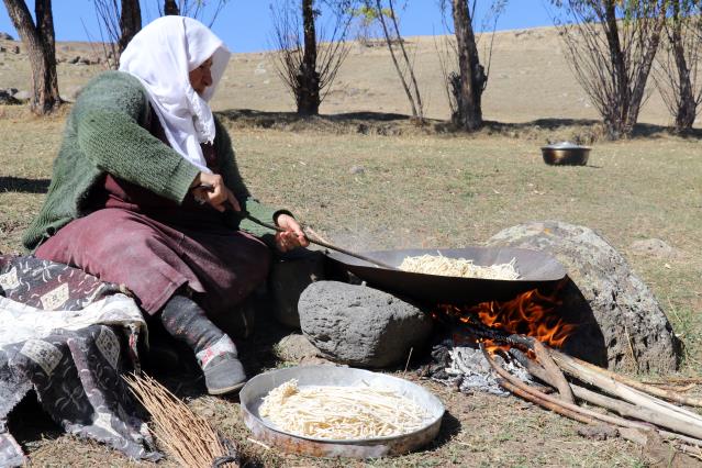 Ağrılı kadınlar güneşte kurutup ateşte kavurdukları erişteleri kışa hazırlıyor