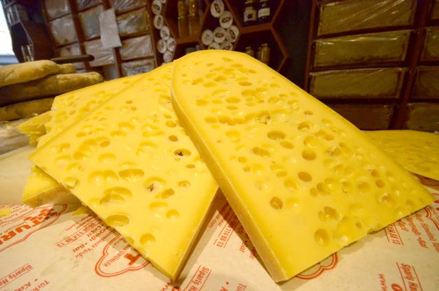 Sezonun ilk gravyer peyniri tezgahlarda yerini aldı