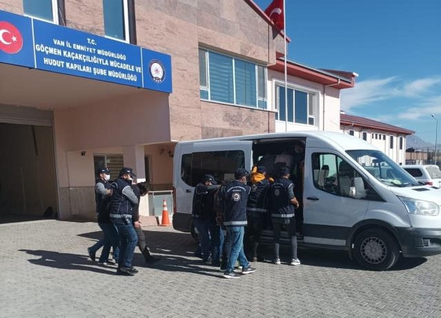 Van’da göçmen kaçakçılığı yaptıkları iddia edilen 4 kişi tutuklandı