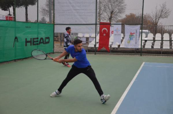 Batman’da düzenlenen tenis turnuvasında finale kalan takımlar belli oldu