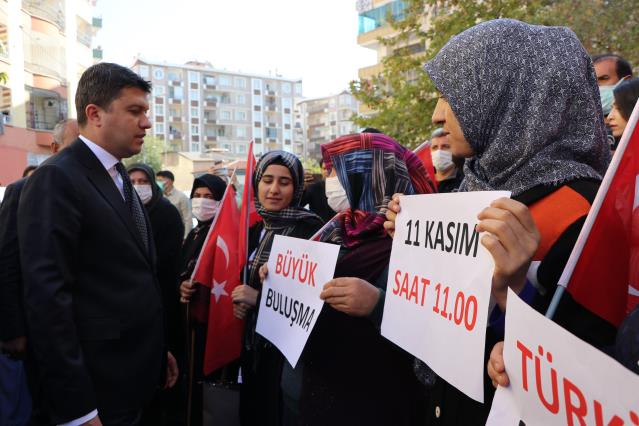 Silvan Kaymakamı Murat Öztürk, Diyarbakır annelerini ziyaret etti