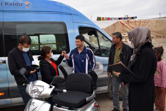 Mardin’de yürüme güçlüğü yaşayan Feryat’a üç tekerlekli motosiklet hediye edildi