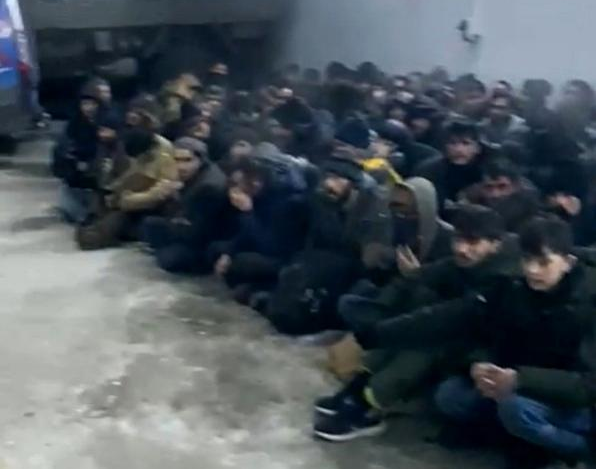 Havalandırma bacasından buhar çıkan kamyonda 174 düzensiz göçmen yakalandı