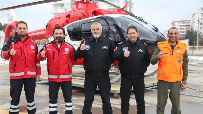 Doğu’da hava ambulansı kardan mahsur kalan hastalara yardım için havalanıyor