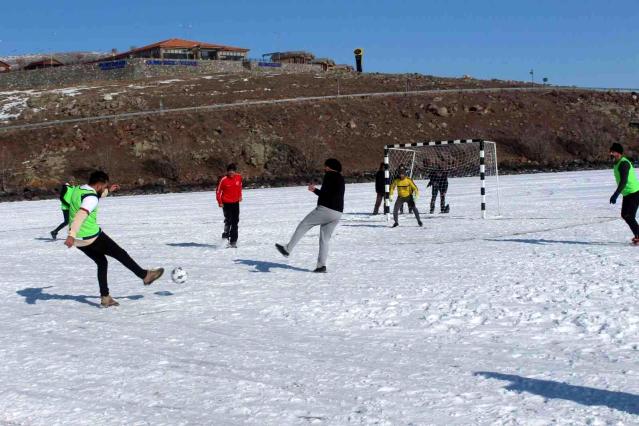 Yüzeyi buzla kaplı Çıldır Gölü’nde futbol keyfi