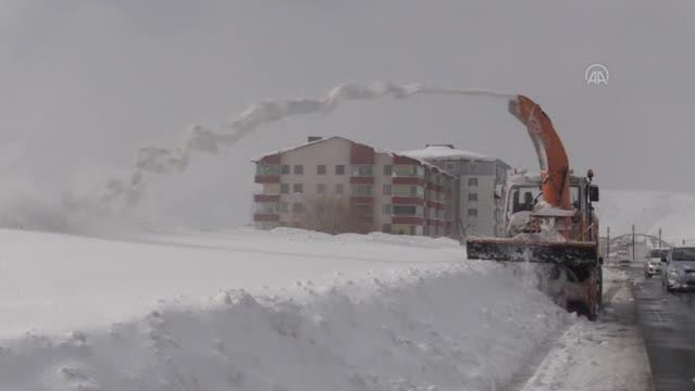 Bitlis’te karla mücadele çalışmaları sürüyor