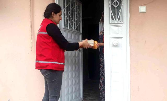 Nusaybin’de evlere sıcak yemek dağıtımı