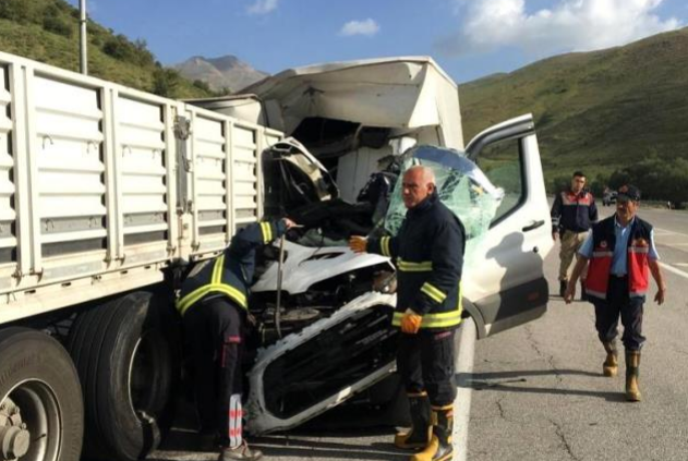 Zincirleme trafik kazası sonrası araçlar tanınmayacak hale geldi: 1 ölü, 4 ağır yaralı