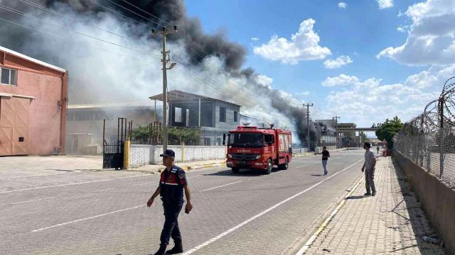 Diyarbakır’daki kozmetik fabrikasında büyük bir yangın meydana geldi! Zehirlenen ve yaralanan işçiler var