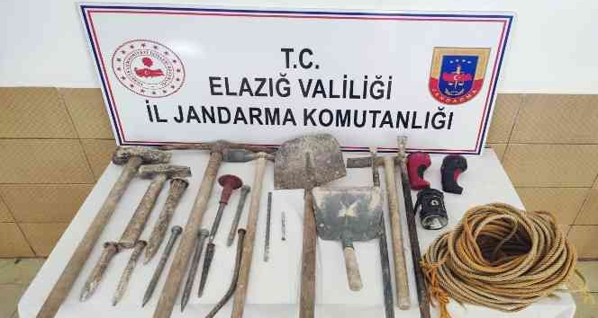 Elazığ’da kaçak kazı yapan 3 şüpheli suçüstü yakalandı