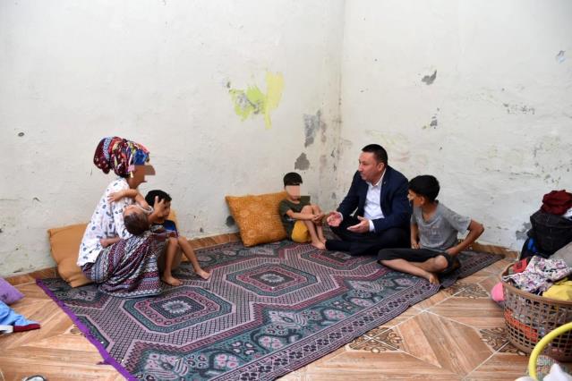 Bağlar Belediye Başkanı Beyoğlu, ihtiyaç sahibi ailelere yardımda bulundu