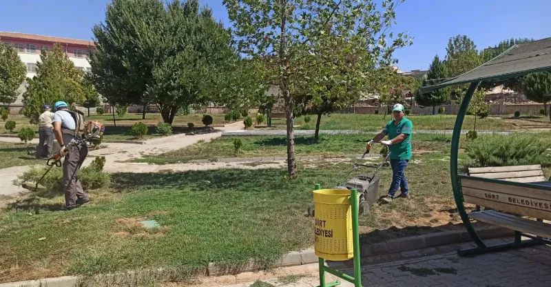 Siirt Belediyesinden park, bahçe ve refüjlerde temizlik çalışması