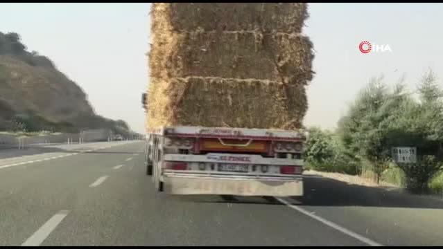 Dorsesindeki samanları brandayla kapatmadan seyreden tır trafiğe tehlikeye soktu