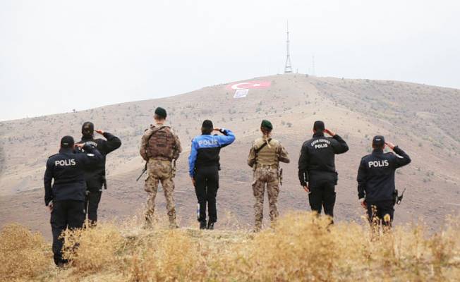 Muş polisinden bin 514 metrekarelik Türk bayrağı
