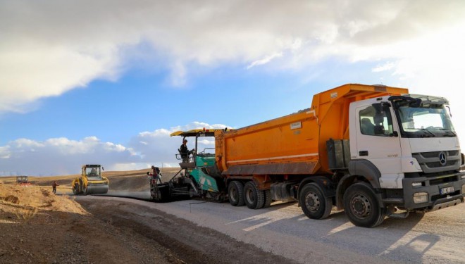 Van Büyükşehir Belediyesi’nden yol asfaltlama çalışması