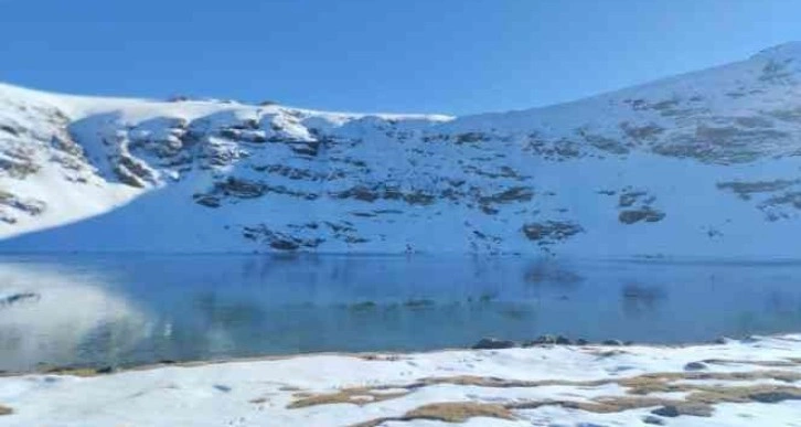 Çalyan Gölü çevresi yağan karla beyaza büründü