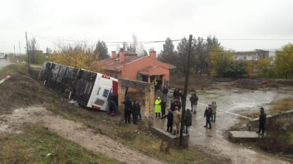 Diyarbakır’da yolcu otobüsü devrildi: 3’ü ağır 35 yaralı