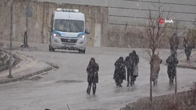 Hakkari’de yoğun kar yağışı: Vatandaşlar yürümekte güçlük çekti