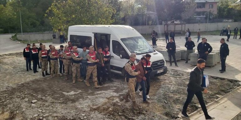 Göçmen kaçakçılığı yaptıkları iddiasıyla 8 şüpheli tutuklandı