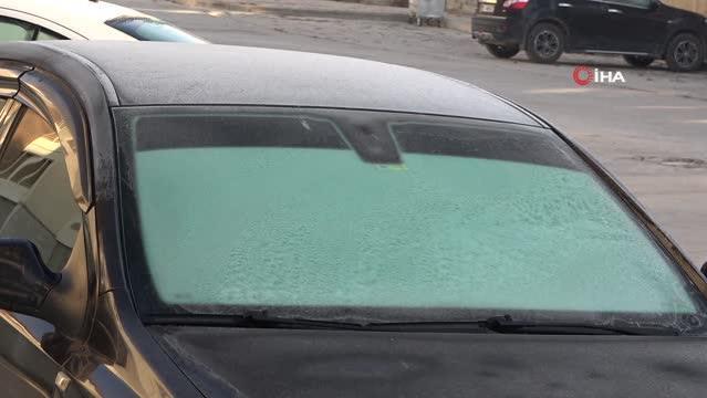 Yüksekova’da hava sıcaklığı eksilere düştü, araç camları buz tuttu