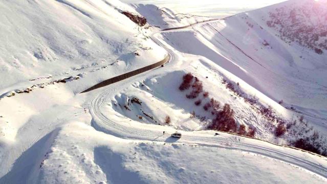 Karlı Nemrut Dağı zirvesine çıkan vatandaşlar saatlerce mahsur kaldı