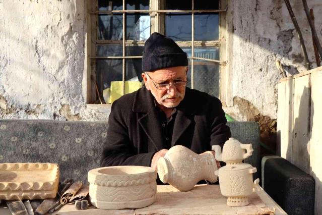 Taşı oyarak birbirinden güzel biblolar yapıyor