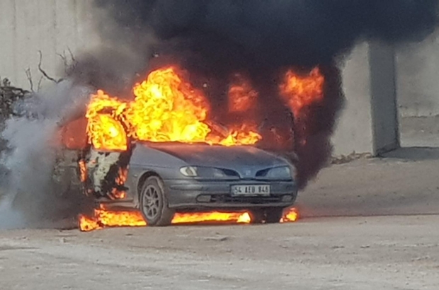 Park halindeki araç alev alev yandı