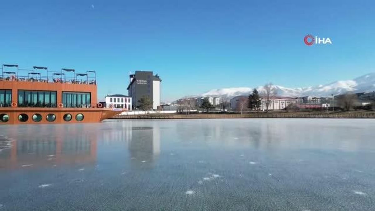 Erzurum’da bir park içerisinde bulunan göl buz tuttu