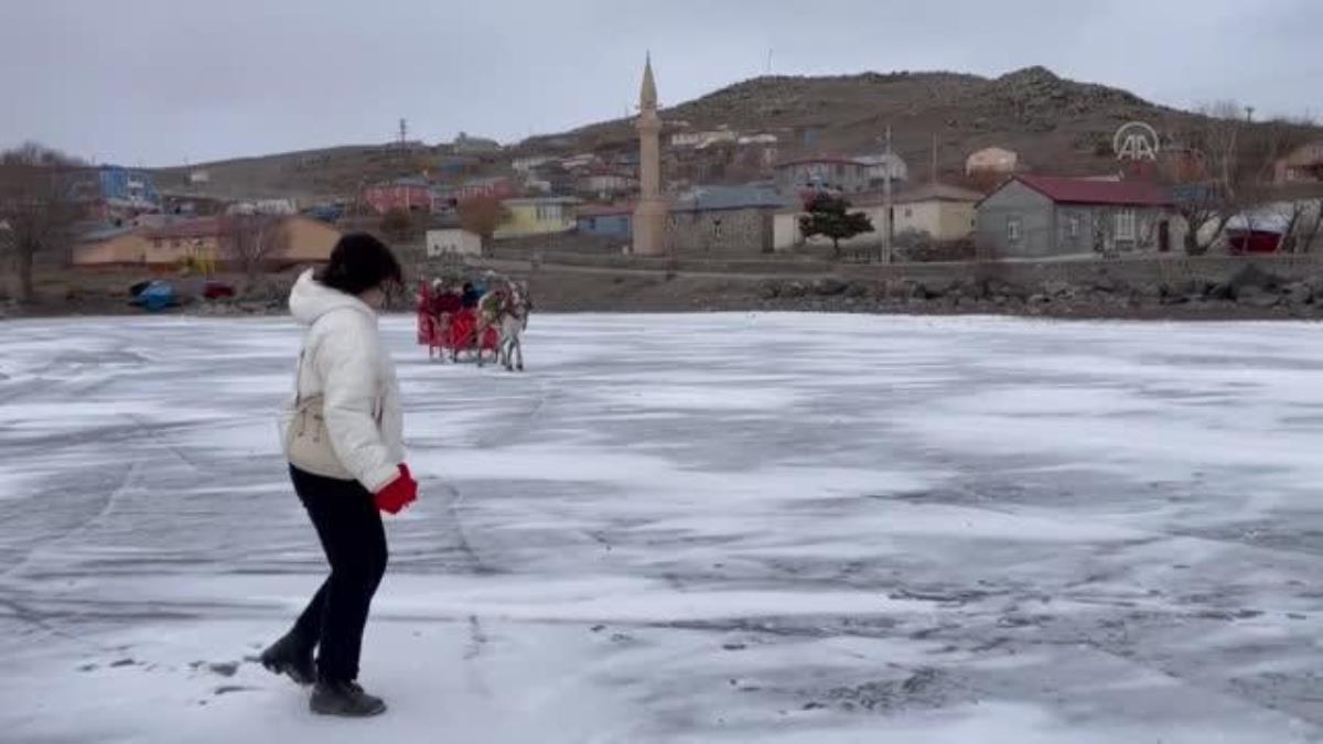 Turistler buz üzerinde atlı kızakla gezinti için tur firmalarıyla Çıldır’a geliyor