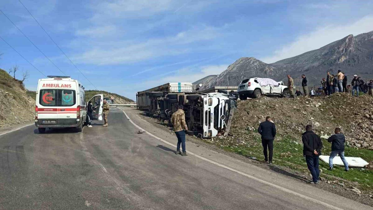 Tır ve hafif ticari araç çarpıştı: 3 kişi hayatını kaybetti